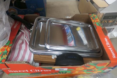 Lot 3031 - Tray of serving trays, chopping boards, towels...