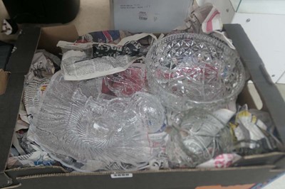 Lot 3090 - Tray of various glassware inc. fruit bowls etc
