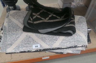 Lot 3113 - Loose mats