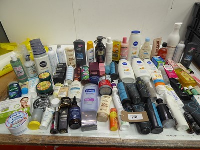Lot 3727 - Large bag of assorted toiletries