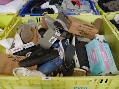 Lot 1314 - Pallet containing used and odd shoes