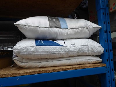 Lot 3246 - 6 loose bedding pillows