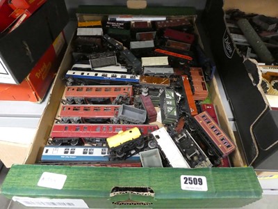 Lot 2509 - Tray of model railway rolling stock