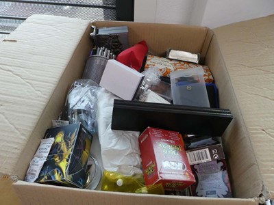 Lot 2516 - Box of assorted items to include jewellery,...