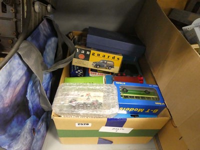 Lot 2526 - Box of collectable diecast models to include...