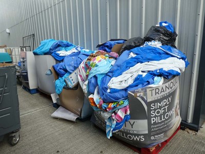 Lot 3260 - 4 pallets of loose swimming pools