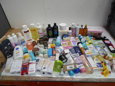 Lot 3738 - Large bag of assorted toiletries