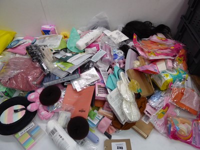 Lot 3745 - Large bag of beauty accessories including face...