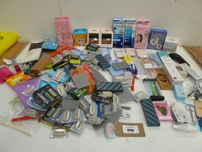Lot 3750 - Makeup brushes, nail clippers, tweezers,...