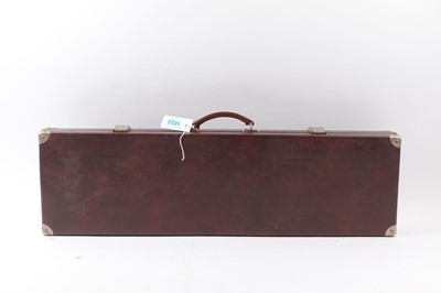 Lot 1433 - Eggshell lined vinyl gun case, interior 30½ ins