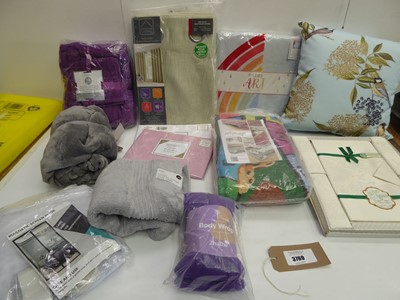 Lot 3769 - King duvet set, curtains, towels, pillowcases,...