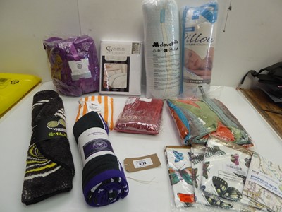 Lot 3773 - Memory foam pillows, king duvet set, towel...