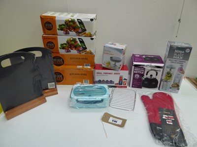 Lot 3785 - Ninja Blast Max, Veggie slicers, portable...