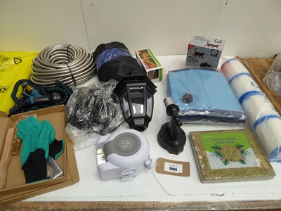 Lot 3800 - Expanding hose pipes, retractable washing line,...