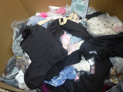 Lot 3911 - Pallet containing mixed ladies and men's clothing