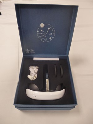 Lot 3912 - The Flow headset neuroscience in white with box