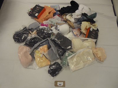 Lot 3932 - Selection of mixed underwear