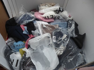 Lot 3941 - Pallet containing mixed ladies and men's clothing