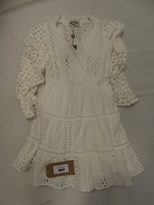 Lot 3942 - Holland Cooper broderie lace v-neck dress in...