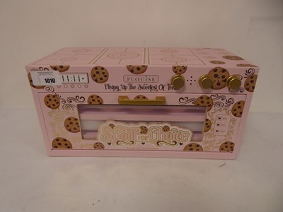 Lot 1010 - PLouise spoilt for choice mixing up the...