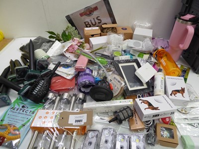 Lot Large bag of household sundries, vermin...