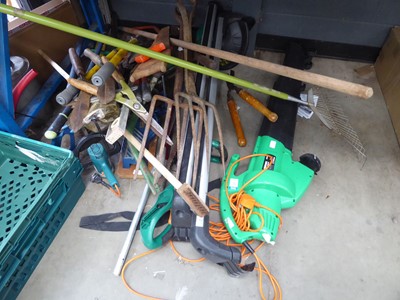 Lot 4154 - Under bay of assorted garden tools to include,...