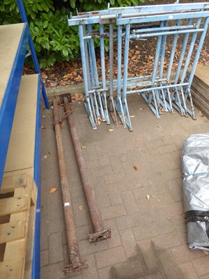 Lot 4201 - 8 metal builders trestles and two Acrows