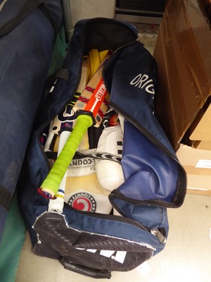Lot 4275 - Bag containing a quantity of cricket equipment...