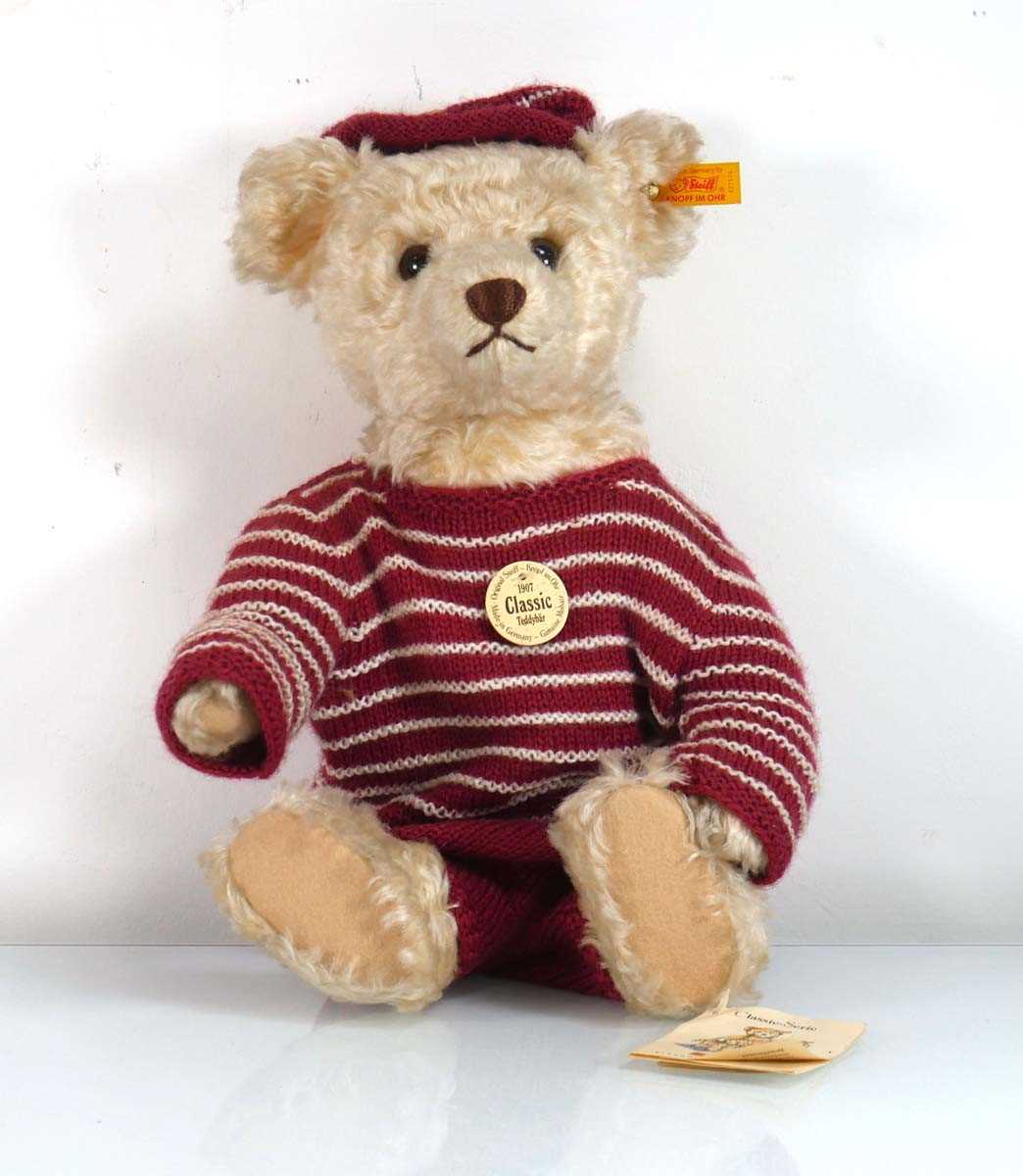 Lot 271 - A Steiff fully jointed 'Classic' bear