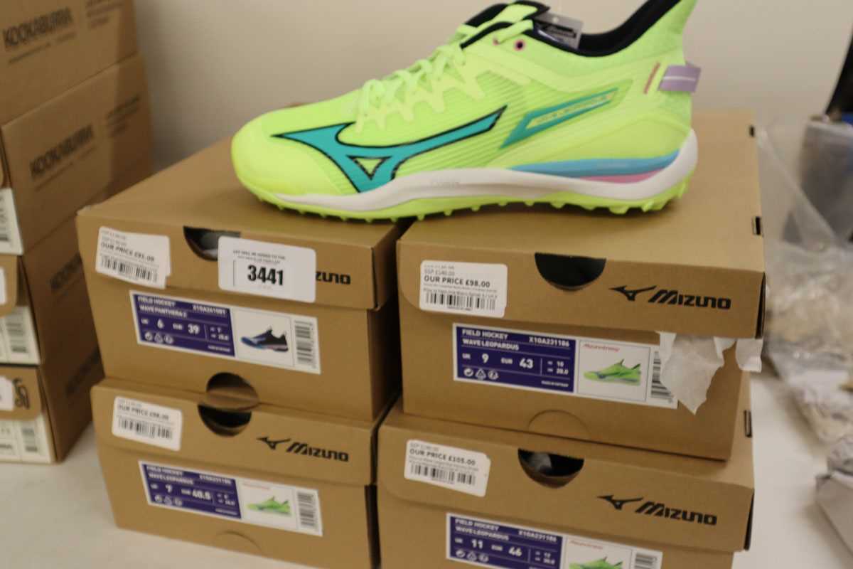 Lot 4x pairs of Mixuno Wave hockey shoes