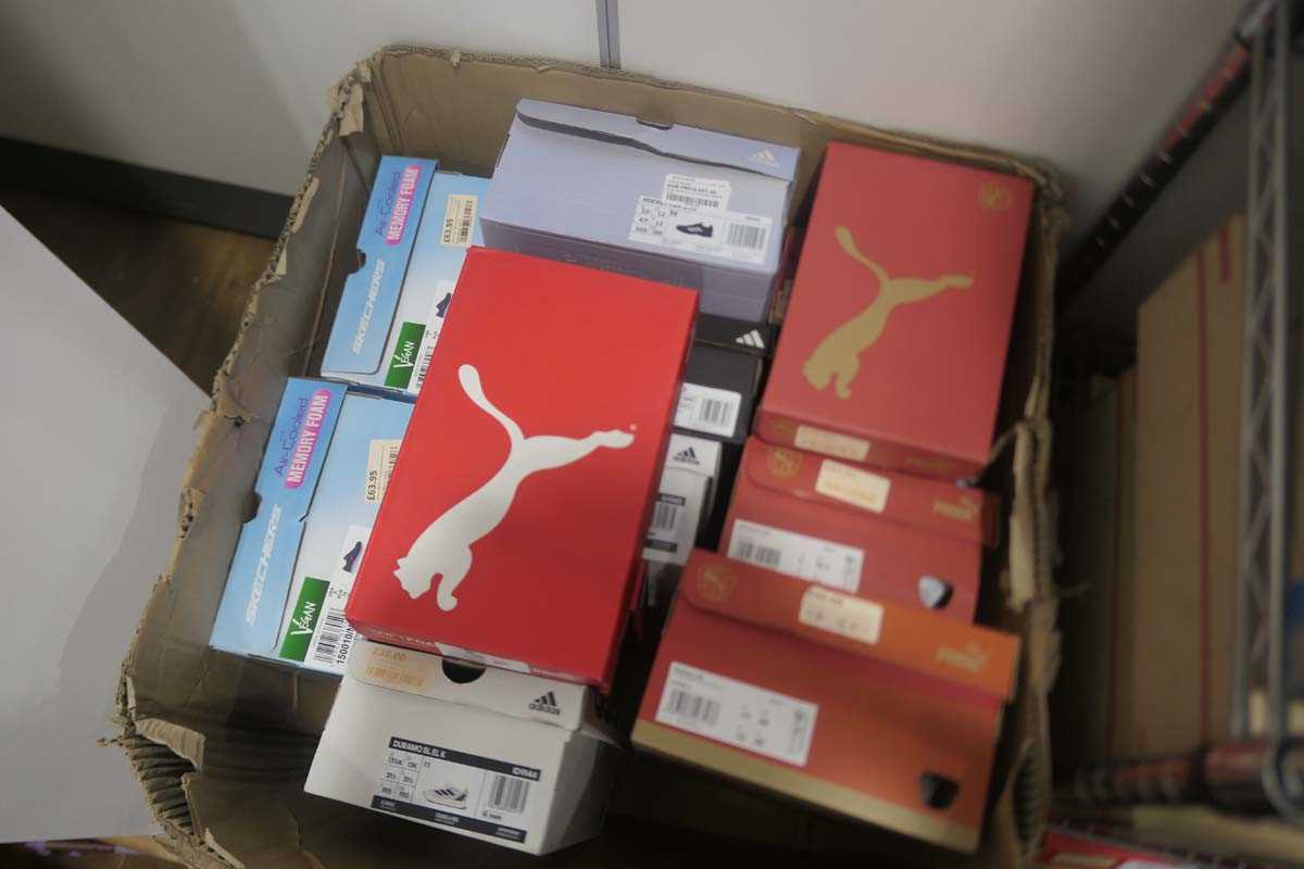 Lot Large box containing 13 pairs of assorted...
