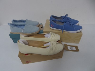 Lot 1082 - 3x Boxed pairs of shoes to include Toms UK1,...