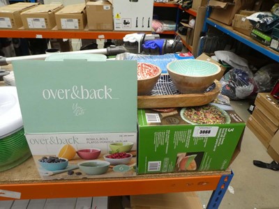 Lot 3068 - Box of magic bags, serving bowls, loose pans,...