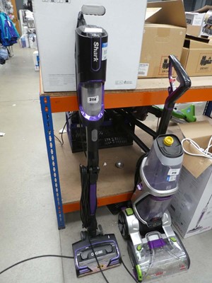 Lot 3114 - Upright shark duo clean anti hair wrap vacuum...