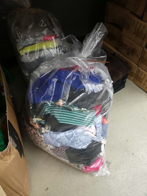 Lot 3185 - Bag of women's clothing to include tops,...