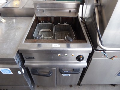 Lot 711 - 60cm electric Lincat single well fryer with 2...