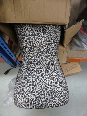 Lot 3065 - Female torso mannequin