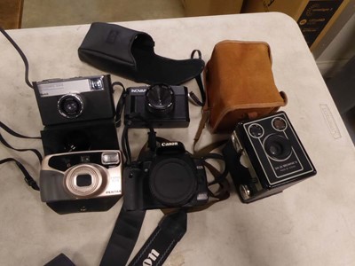 Lot 2234 - Box containing various cameras