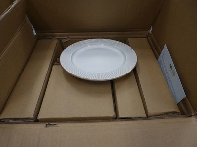 Lot 3082 - 18 piece dinnerware set