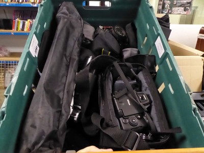 Lot 2241 - Box containing various cameras and camera...