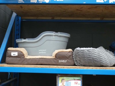 Lot 3211 - 2 pet beds and pet box