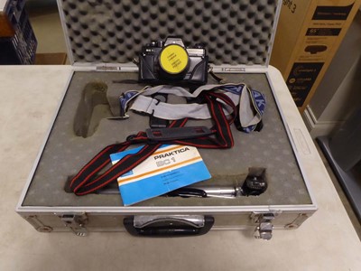 Lot 2256 - Case containing a Praktica BC1 camera and...