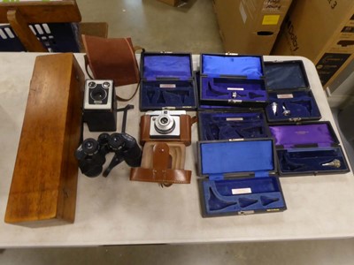 Lot 2257 - Box containing various cameras and camera...