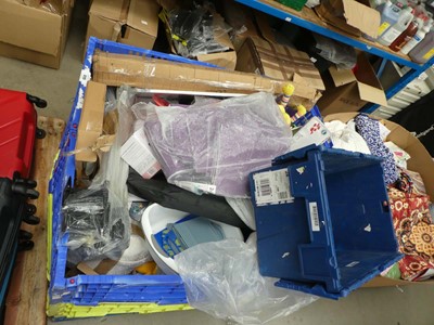 Lot 3125 - A pallet of various household ware, toys etc