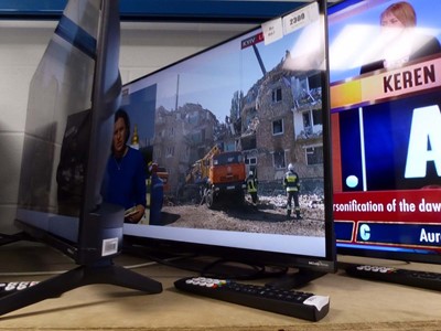 Lot 2300 - (B4 & R62) Hisense 32in TV with box, remote...