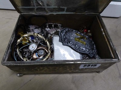 Lot 2315 - Jewellery box containing various jewellery and...