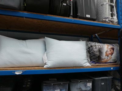 Lot 3168 - Approximately 10 bedding pillows