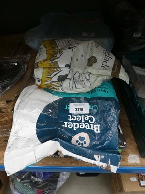 Lot 3178 - Two bags of dog food, plus a bag of cat litter
