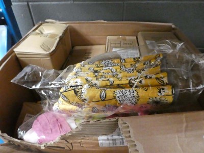 Lot 3181 - A box of oven gloves