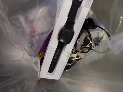Lot 2367 - Bag containing various jewellery items,...